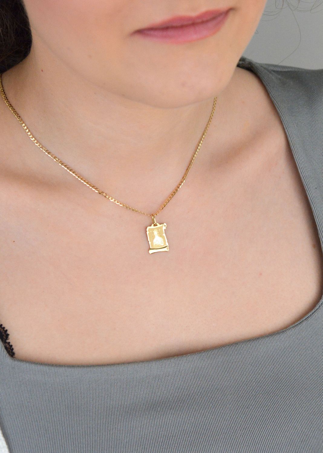 Zawieszka znak zodiaku Panna w kształcie zwoju papirusu. Całość została wykonana ze złota 585,.jpg